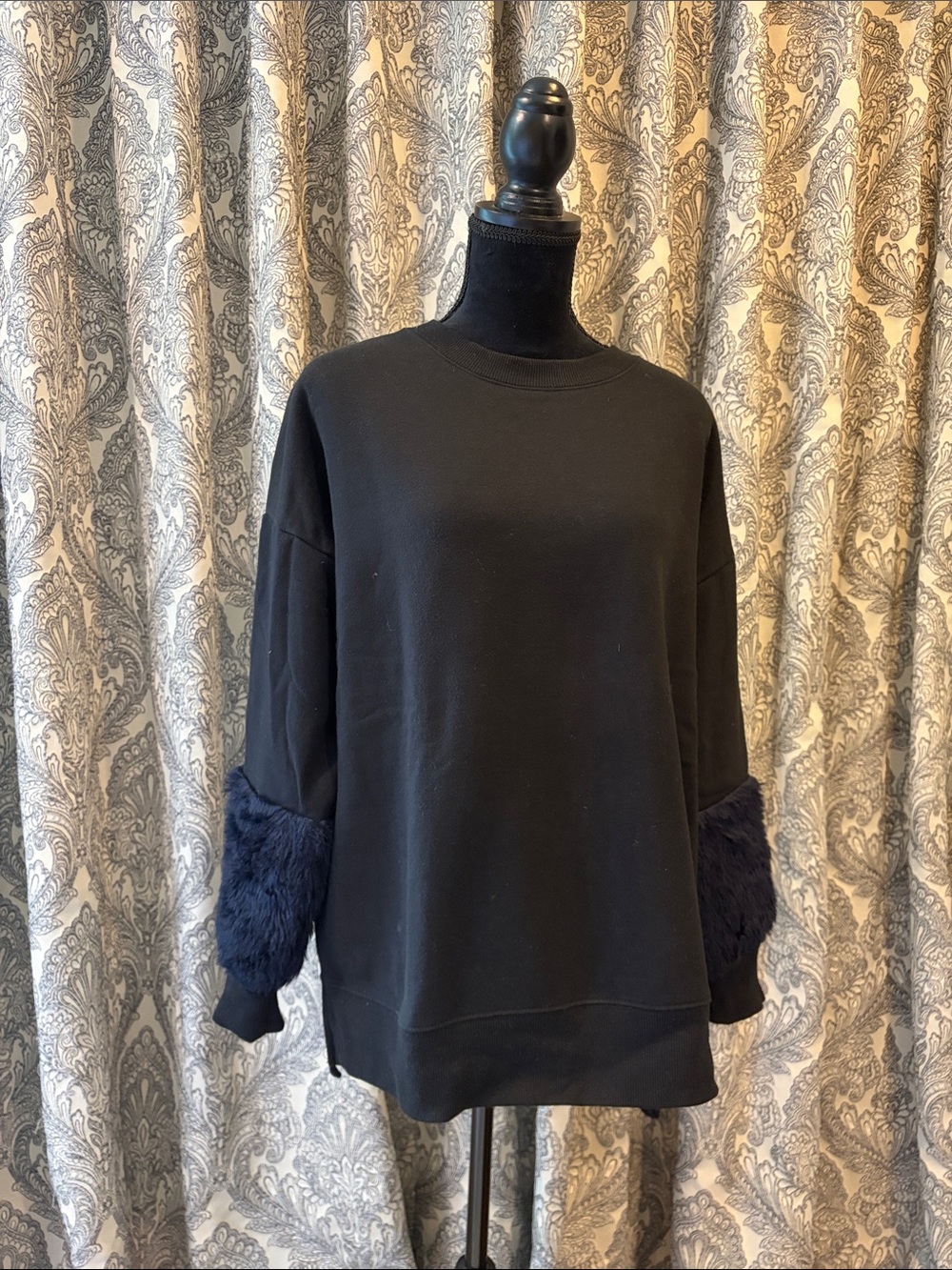 Black Crew neck sweatshirt with faux fur blue cuff